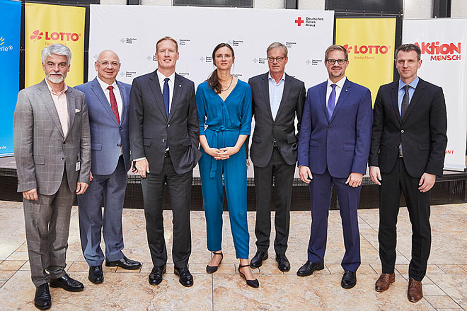 Die Teilnehmer der Lotto-Pressekonferenz um DRK-Generalskertär Christian Reuter