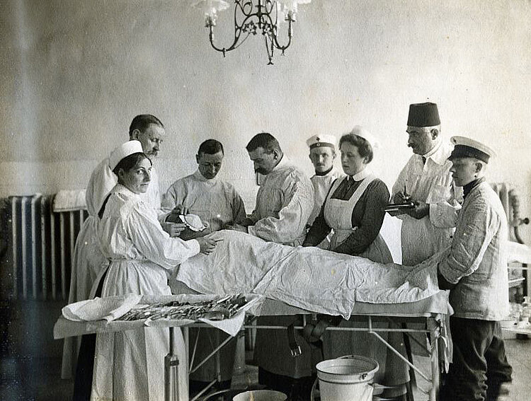 Bereits während der Balkankriege 1912/13 kam es zu einer Zusammenarbeit 	zwischen dem Deutschen Roten Kreuz und dem Türkischen Roten Halbmond. Hier im Gümüs-Krankenhaus in Konstantinopel (DRK)