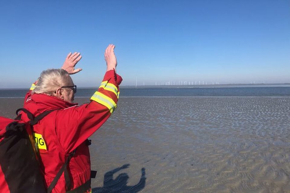 Helmut Marczinkowski auf dem Weg durchs Wattenmeer von Föhr zum Festland.