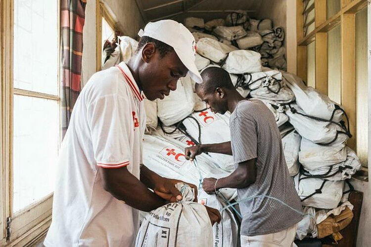 Rotkreuz-Mitarbeiter verteilen Hilfsgüter in Beira 