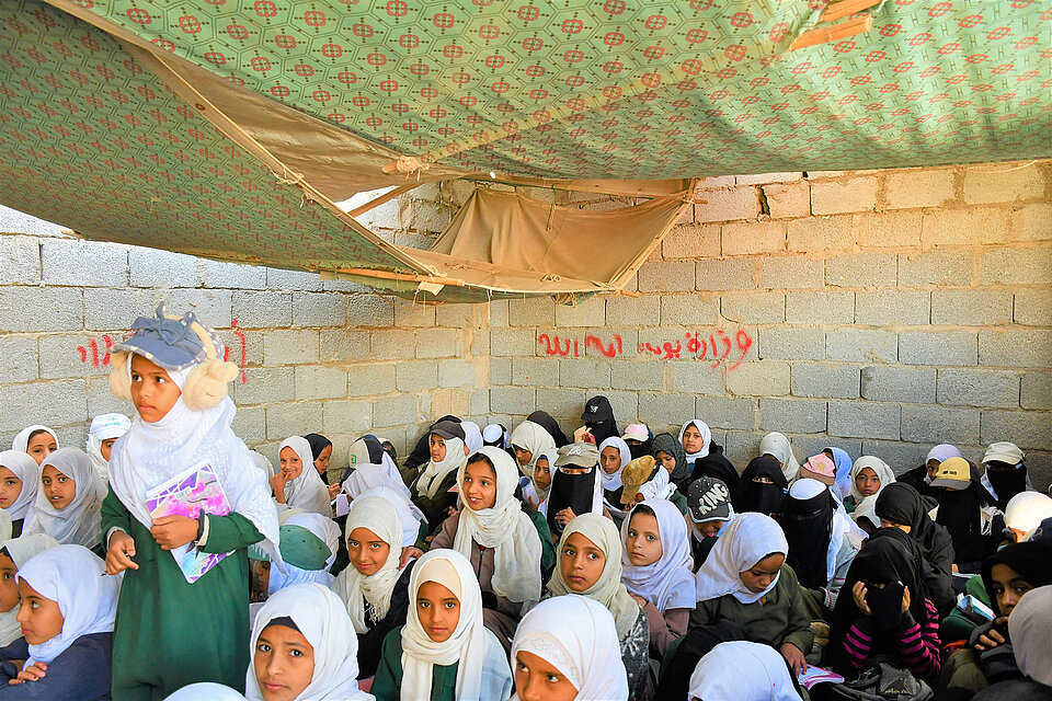 Hilfe für Kinder im Jemen und Verbesserung der Lernbedingungen: Kinder in provisorischem Klassenzimmer im Jemen