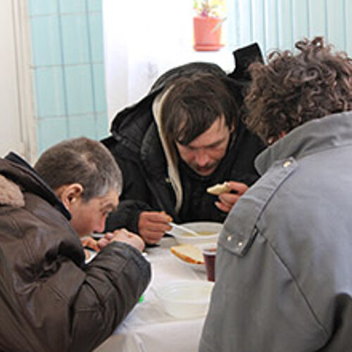 Eine warme Mahlzeit am Tag auch für Obdachlose Suppenküchen helfen Obdachlosen bei der Ernährung