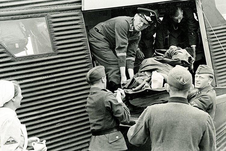 Verwundeter wird aus Transportflugzeug ausgeladen