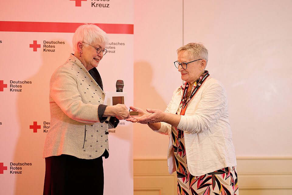 Gerda Hasselfeldt überreicht die Dankmedaille an Gerlinde Graf vom DRK KV Bad Kreuznach