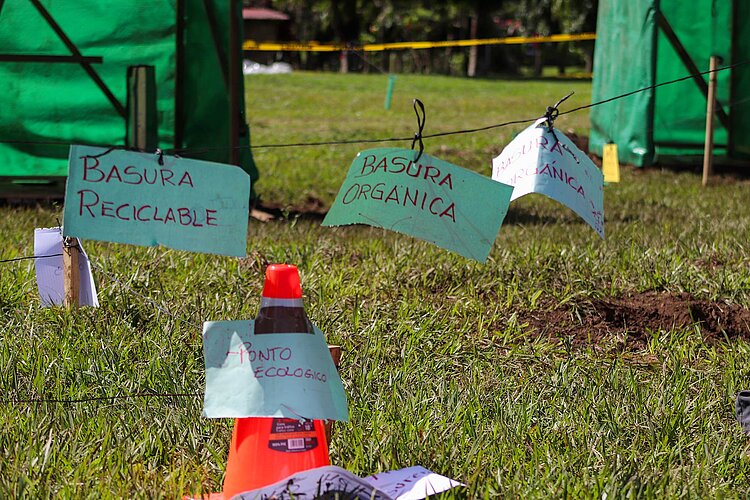 Schilder auf einer Wiese