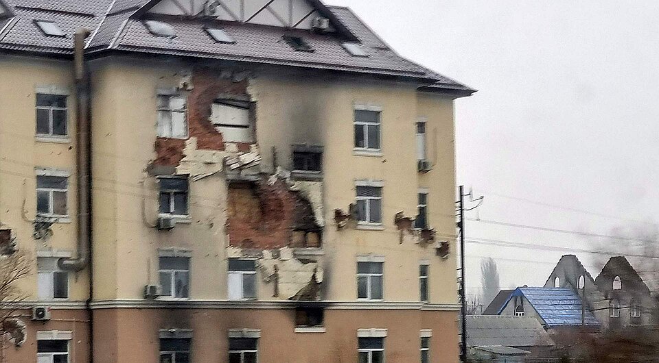 Ein Wohnhaus mit Spuren eines Raketenbeschusses