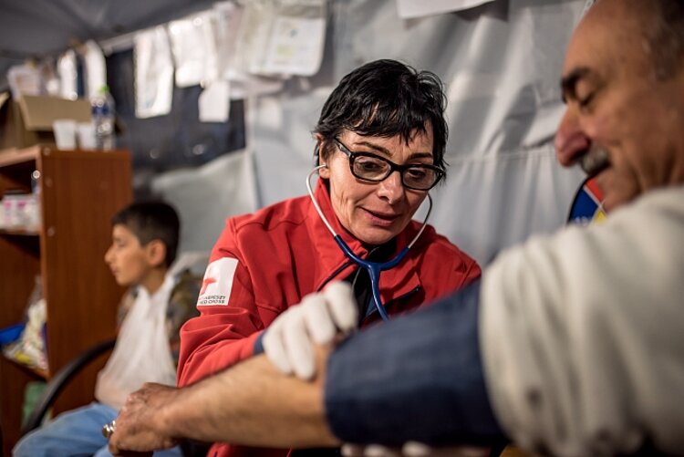 Flucht, Migration, Migranten, Flüchtlinge, Nordgriechenland, Grenze, Balkanroute, Balkan, Ärztin, Versorgung, medizinische, Blutdruckmessung, Blutdruck, Hilfe, Gesundheit