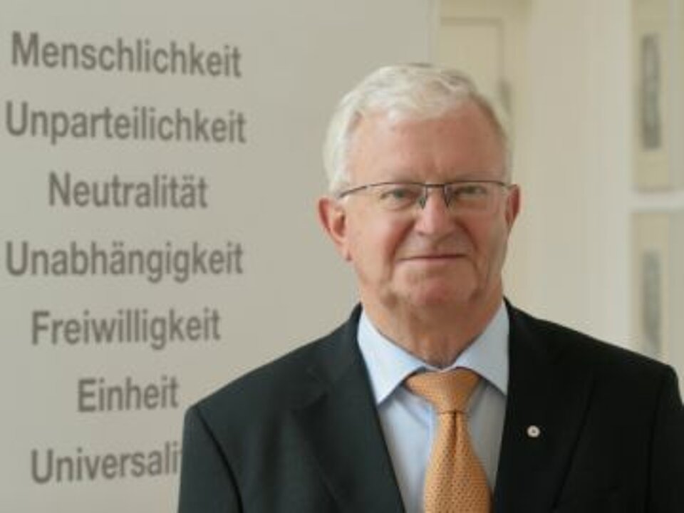 Dr. Rudolf Seiters mit den sieben Grundsätzen des Roten Kreuzes.