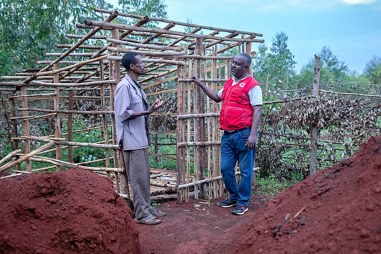 Zwei Männer vor Holzständerwerk