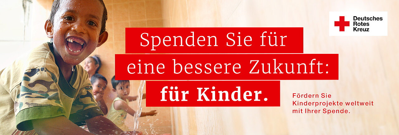 Spenden für Kinder: Lachender Junge hat Zugang zu sauberem Trinkwasser