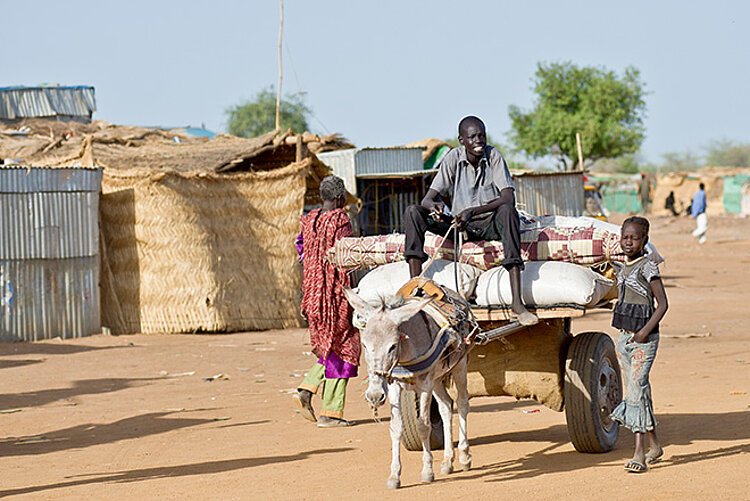 Südsudan: Familie mit Kutsche