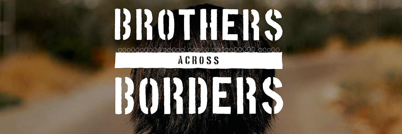 Schriftzug "Brothers Across Borders" vor Landschaft und Hinterkopf mit schwarzen Haaren