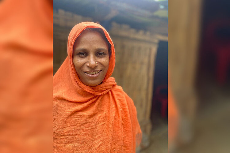 Portrait einer Frau im orangenen Gewand