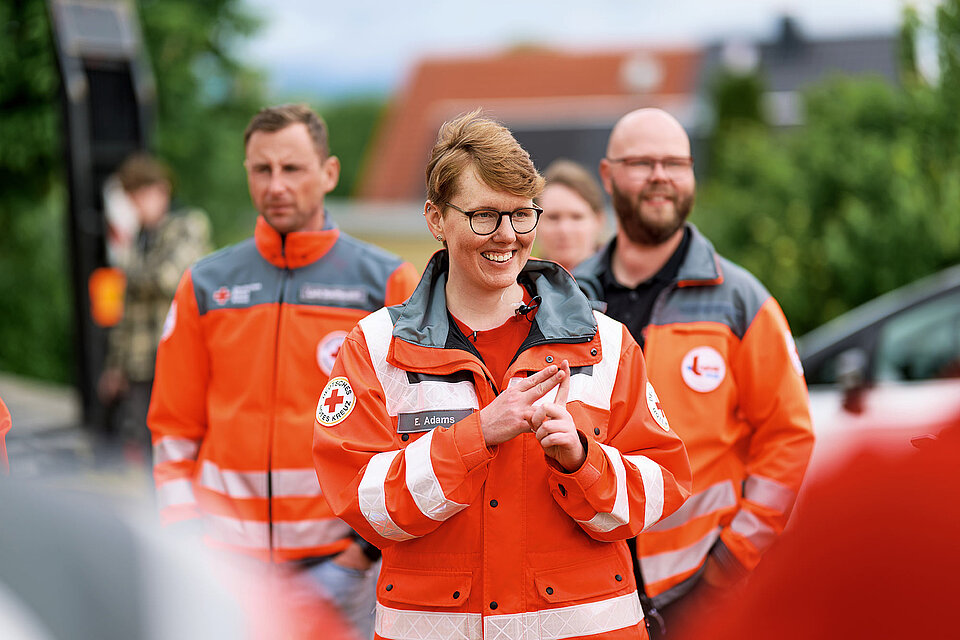 Gruppe von Menschen in DRK-Einsatzjacken