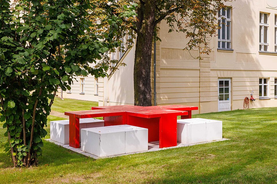 Heidener Friedenstisch Tisch in Form eines roten Kreuzes