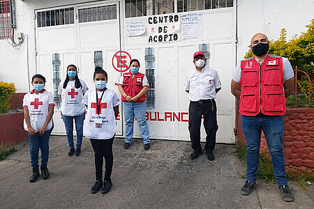 Rotkreuz-Team vor einer Rotkreuz-Einrichtung in Guatemala