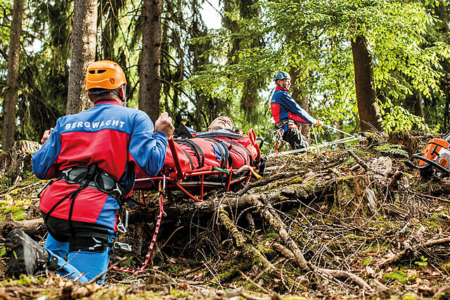 Foto: Zwei Ehrenamtliche der DRK-Bergwacht bergen einen Verletzten