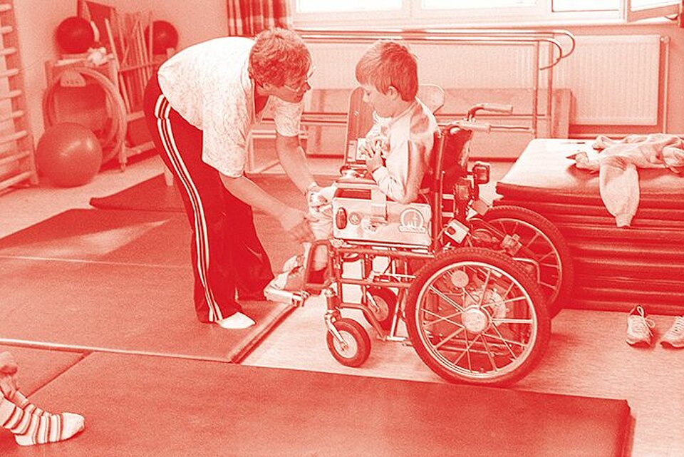 Physiotherapie für ein behindertes Kind in Behindertenkindergarten