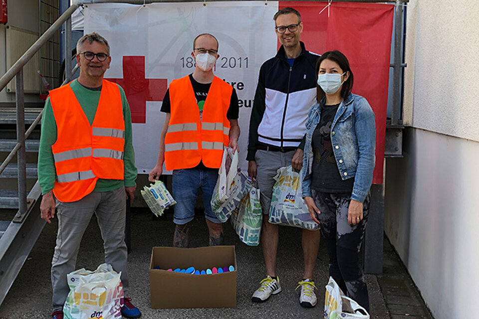 Vier Personen vor einem Center-Eingang
