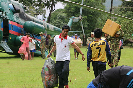 Helikopter bringt Hilfsgüter in Laos