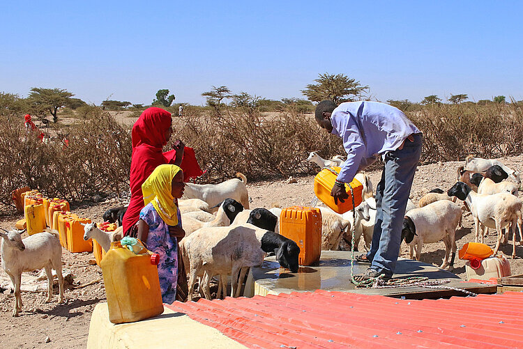 Menschen in Somalia an einer Wasserstelle 