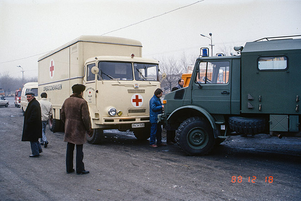 Operationswagen des DRK und Geländewagen