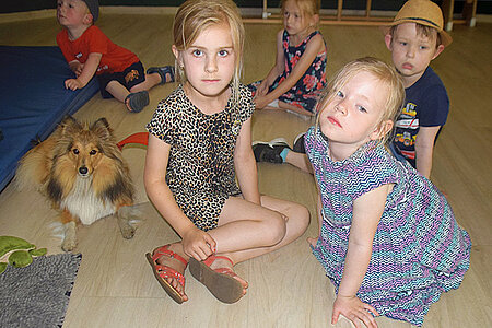 fünf Kinder mit Therapiehund