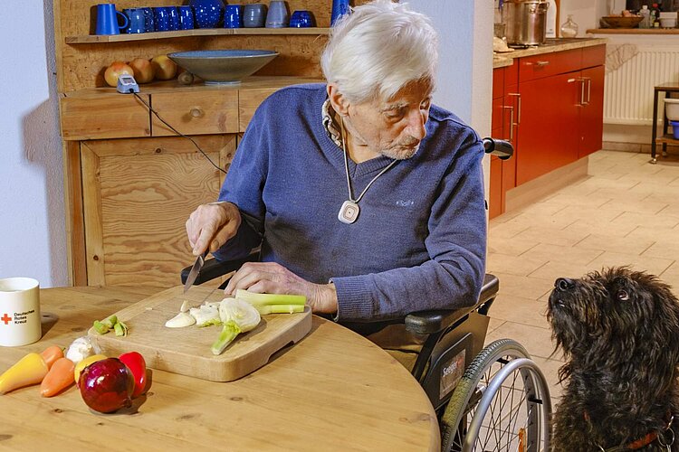 Senior schneidet Gemüse