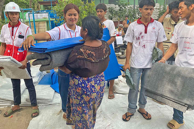 Myanmarisches Rote Kreuz verteilt Decken an Erdbebenopfer 