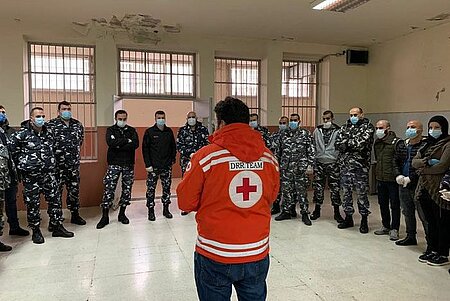 Libanesisches Rotes Kreuz klärt im Gefängnis zu Corona auf