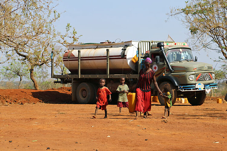 Foto: Wassertruck in Äthiopien mit einer Familie davor