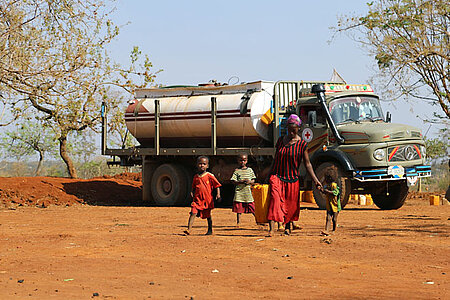 Foto: Wassertruck in Äthiopien mit einer Familie davor