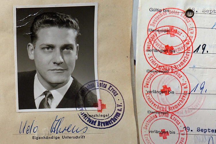 Collage: Portrait Udo Ahrens und Dienstbuch