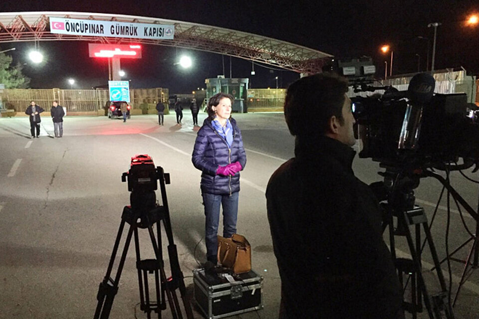 Foto: Liveberichterstattung von Antonia Rados an türkisch-syrischer Grenze