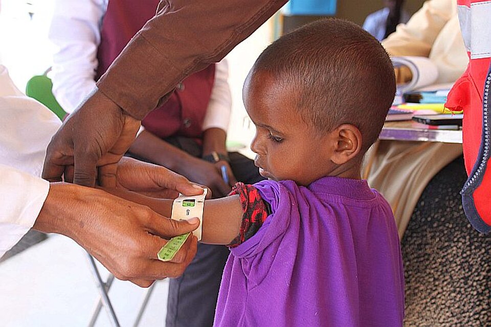 Maßband um Arm eines somalischen Kindes
