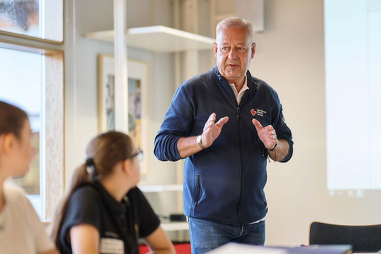 Ausbilder und Schülerinnen im Kurs
