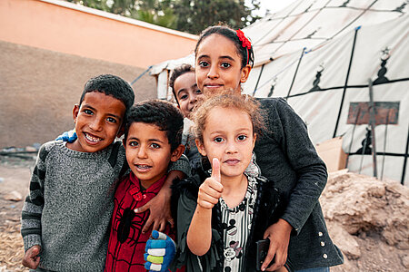 Kinder vor einem Zelt in Marokko