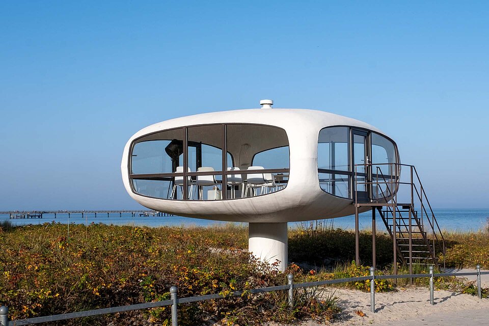 Ufoähnliches Kleingebäude am Strand in Binz