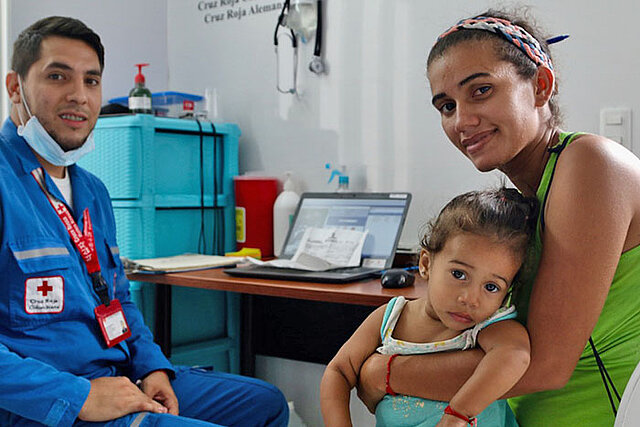 Rotkreuz-Helfer mit Frau und Kind in Kolumbien