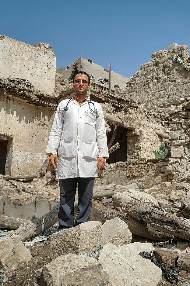 Arzt vor Trümmern im Jemen 