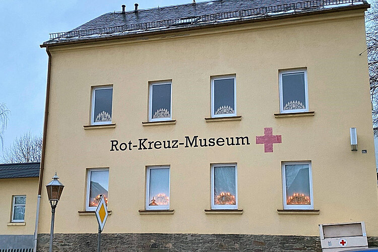 Haus mit Aufschrift Rot-Kreuz-Museum