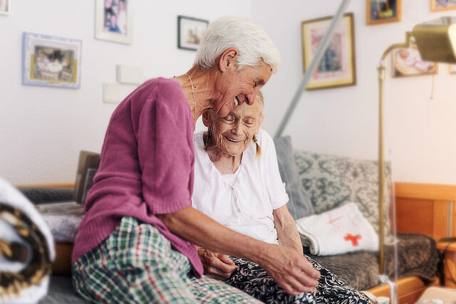 Therapeutin und Seniorin bei Umarmung