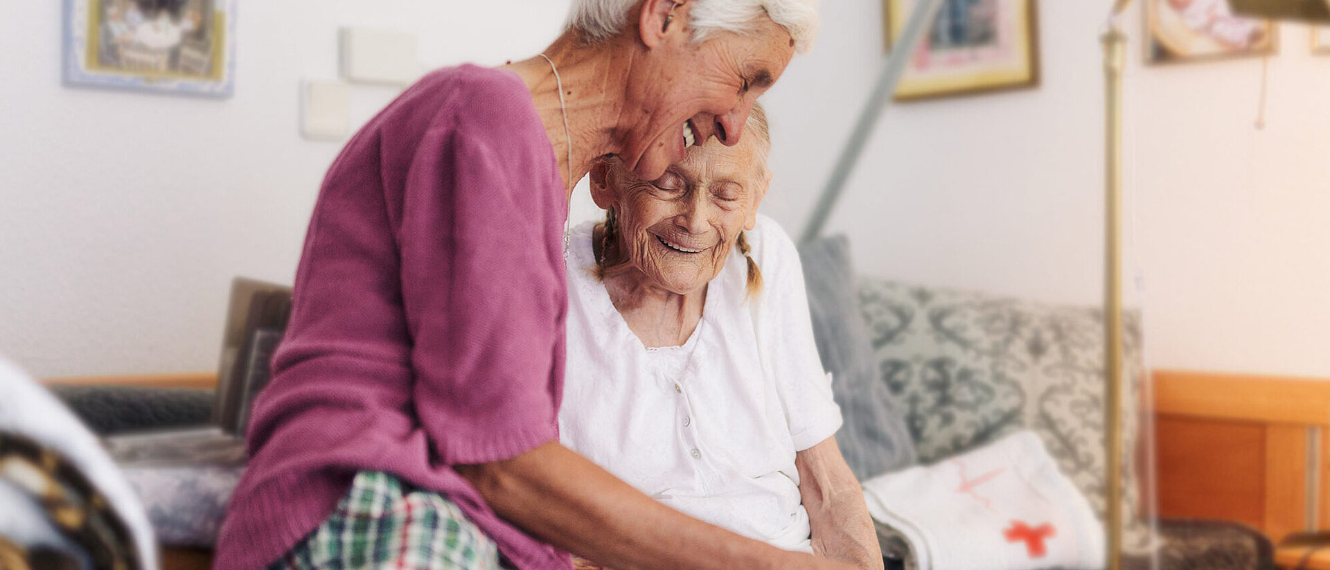 Therapeutin und Seniorin bei Umarmung