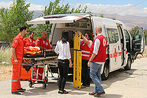 Mitarbeiter des LRC vor einem Rettungswagen