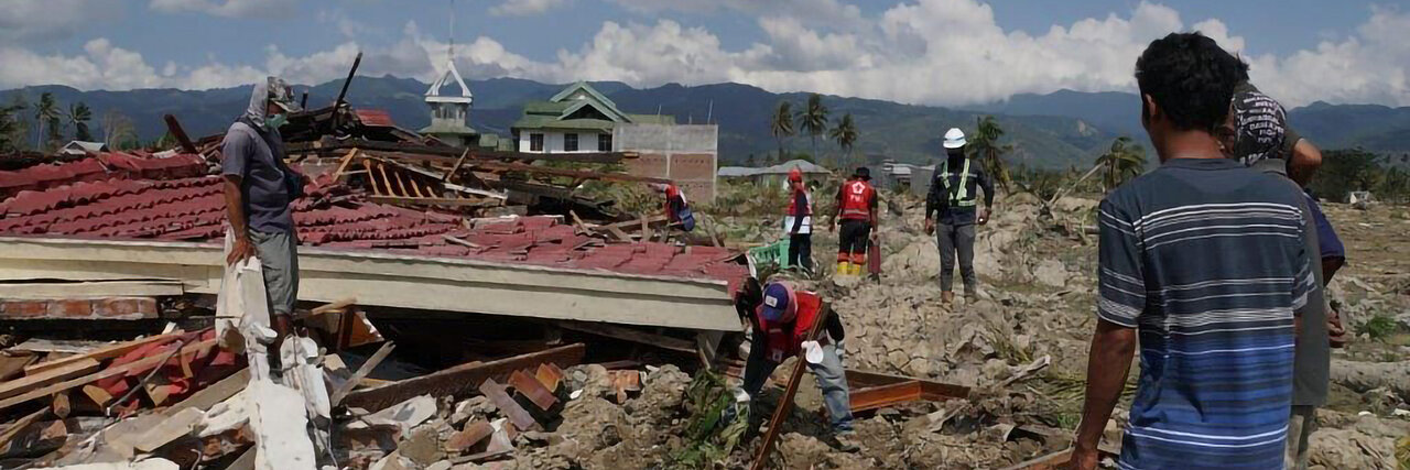 Helfer räumen Schutt weg nach dem Tsunami
