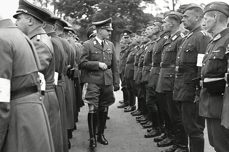 Uniformierte Männer