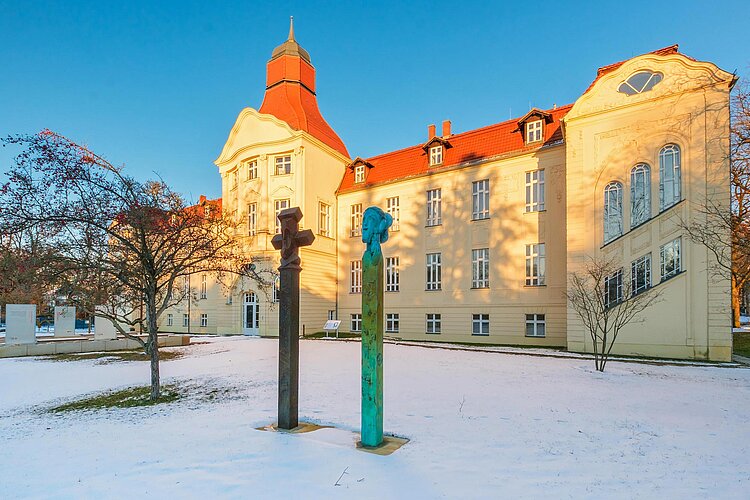 Zwei Skulpturen vor DRK-Generalsekretariat im Schnee