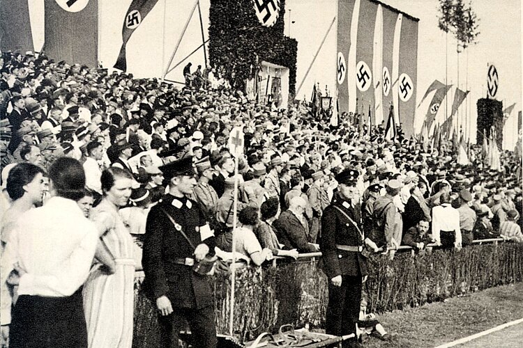 Menschenmassen vor Hakenkreuzen