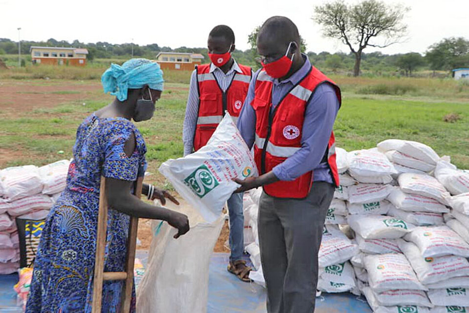 DRK verteilt Saatgut in Uganda 