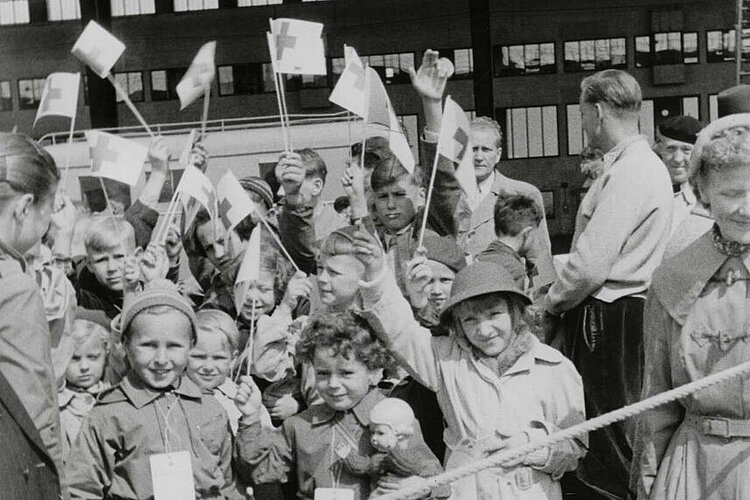 Kinder und eine Betreuerin vom DRK auf dem Flughafen Berlin-Tempelhof vor dem Abflug (Paul Wittig / DRK)